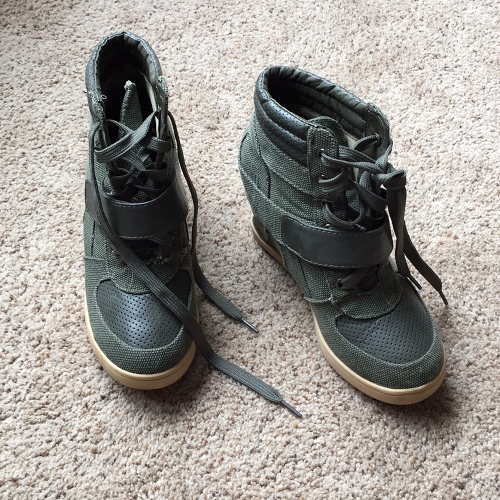Heeled shoes